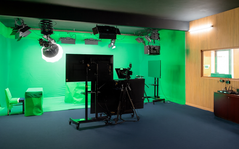 Chia sẻ không gian Studio UEH